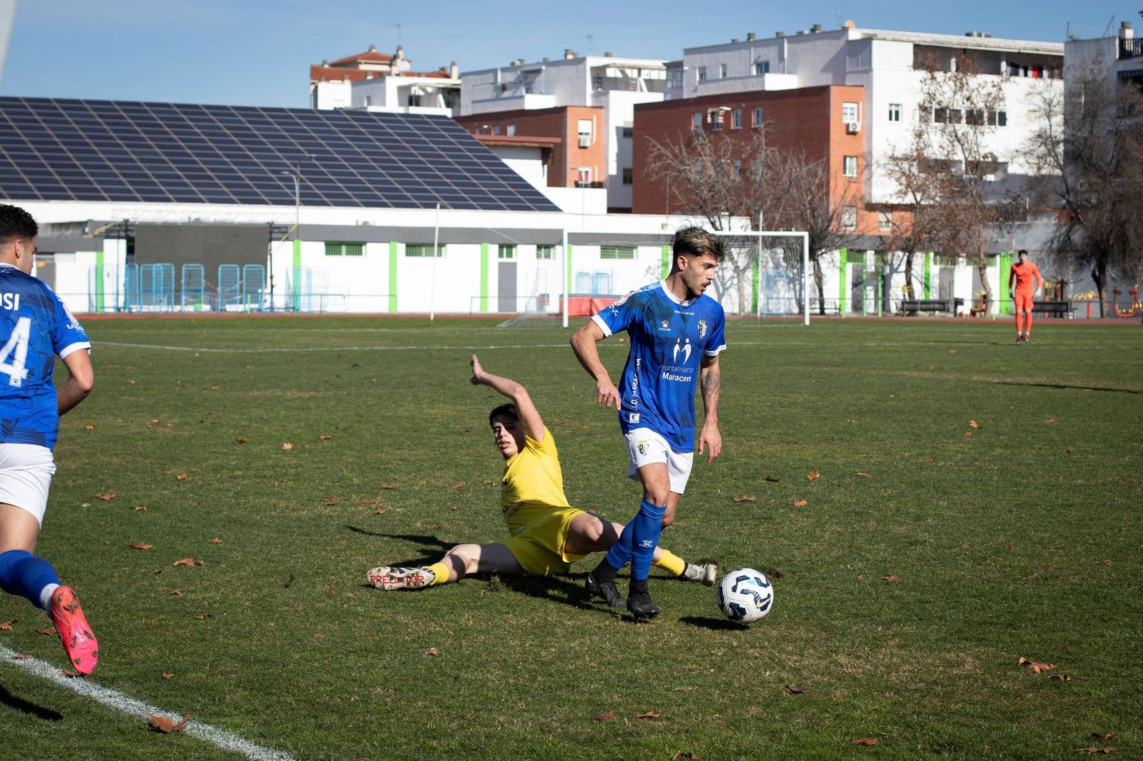 Regate de un futbolista del Maracena en la banda.