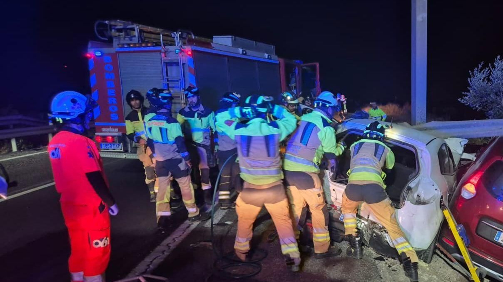 Los bomberos han tenido que intervenir para excarcelar a una de las ocupantes del vehículo.