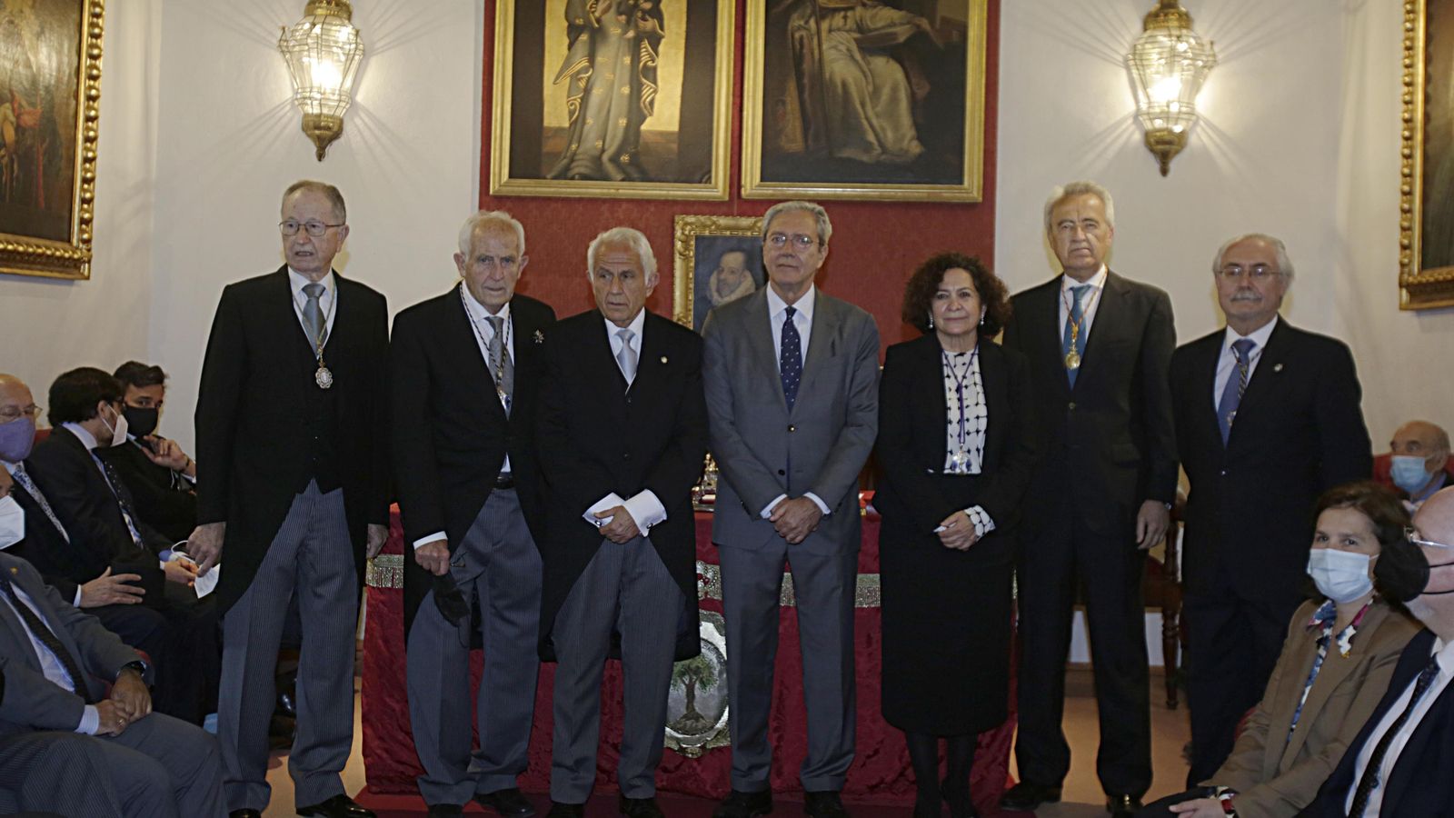 Pascual (tercero por la izquierda) posa con el consejero Velasco y con otros académicos.