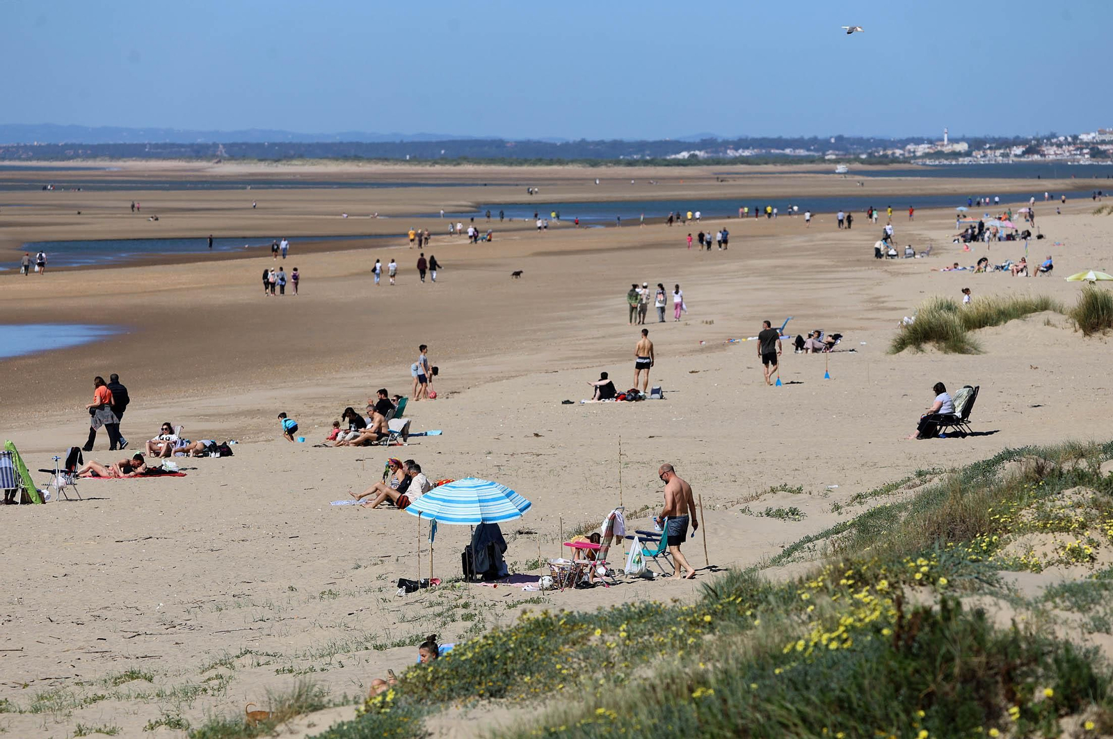 Imágenes del ambiente en las playas de Huelva