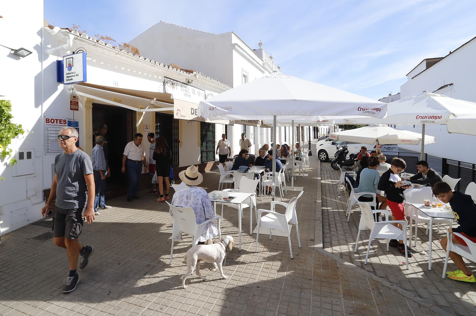 Gran ambiente en Aracena para ver la salida de la Vuelta Ciclista a España, en imágenes
