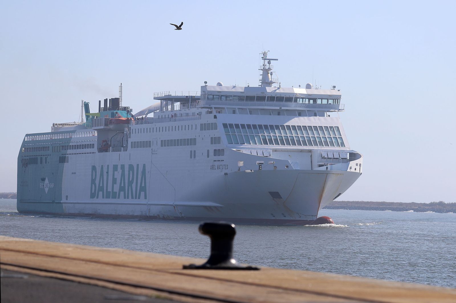 Imágenes de la llegada de un buque de Baleària al Puerto de Huelva
