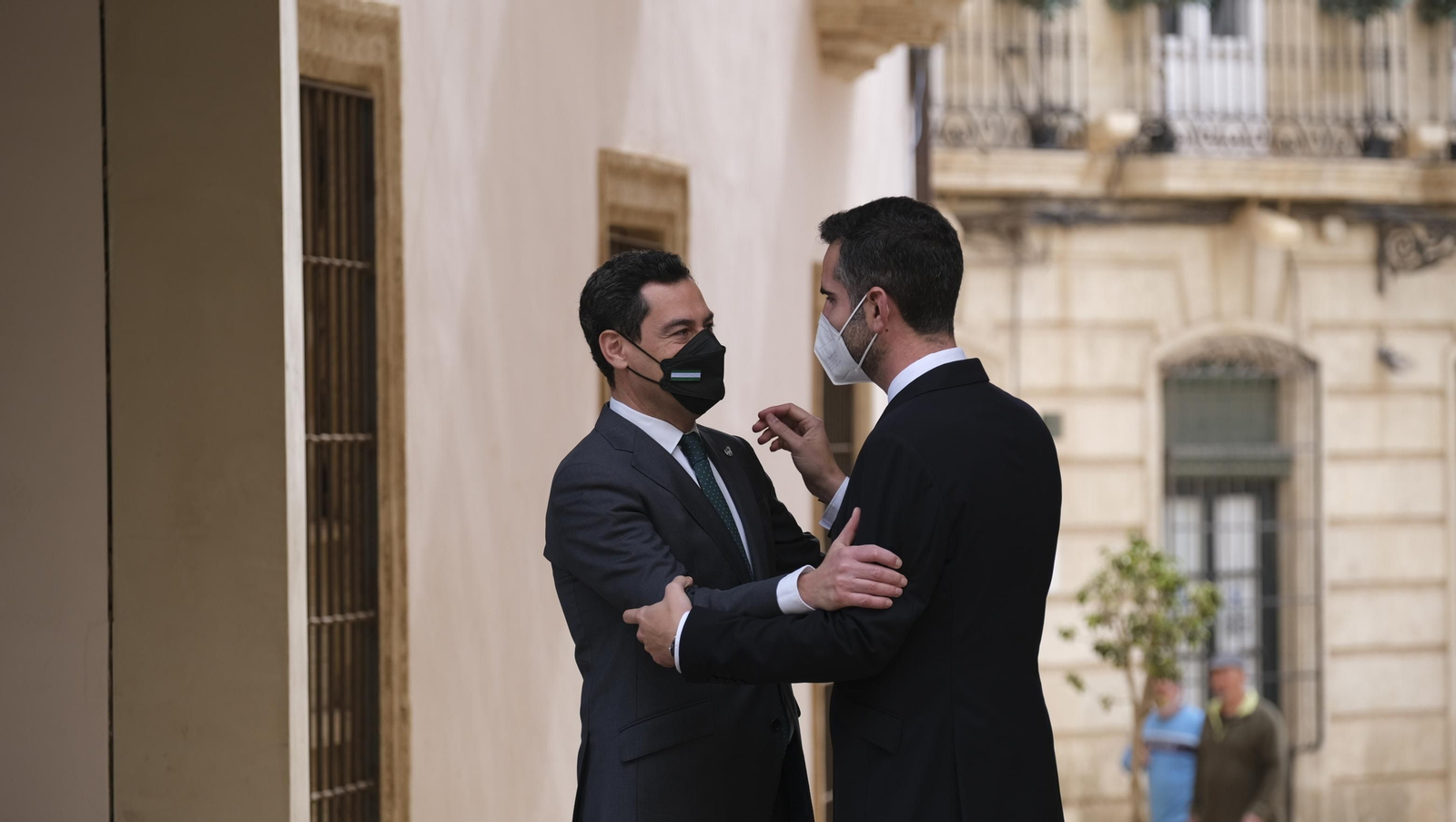 Fotogalería de la visita de Juanma Moreno a las obras del Ayuntamiento de Almería.