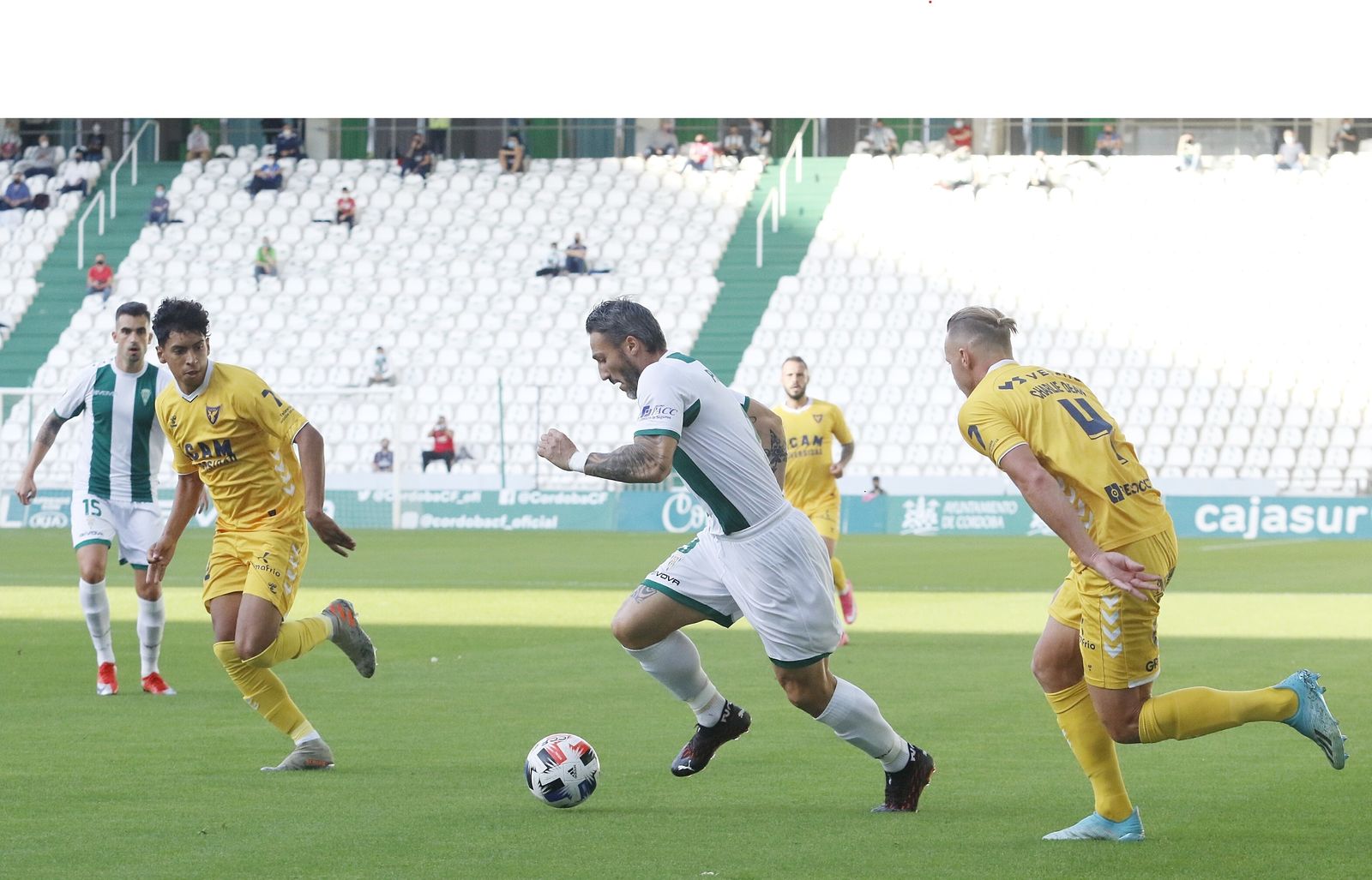 Piovaccari intenta marcharse entre dos defensores del UCAM Murcia.