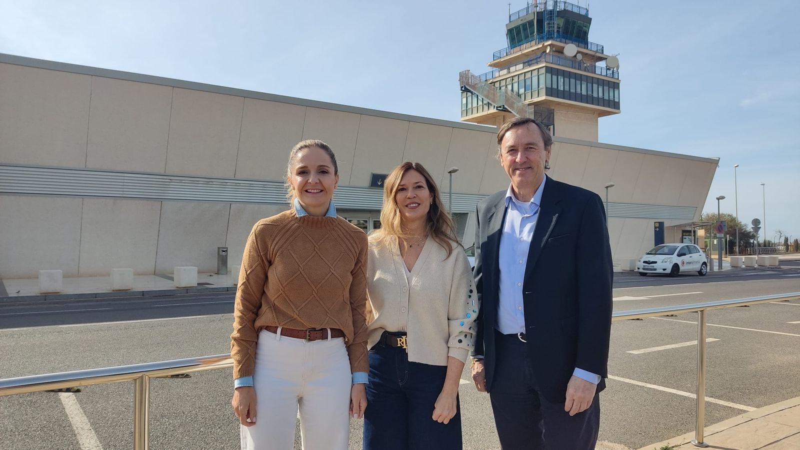 Los diputados del PP en el aeropuerto de Almería.