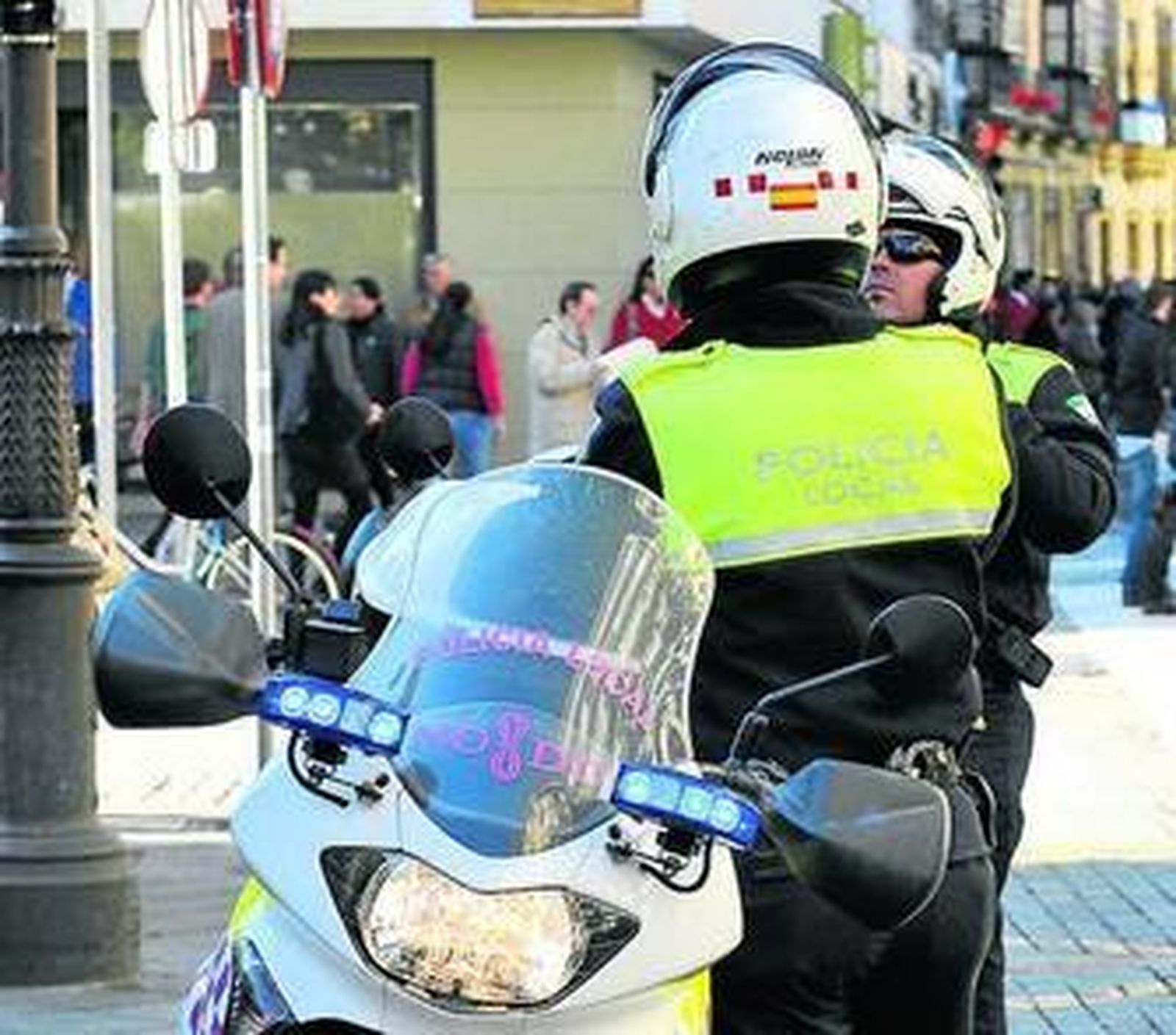 Dos motoristas por el centro de Sevilla.