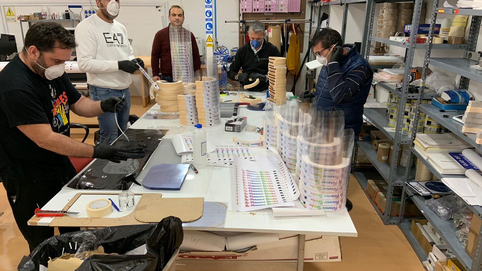 Trabajadores de Facutro fabricando las máscaras protectoras, de las que ya han distribuido unas 500.