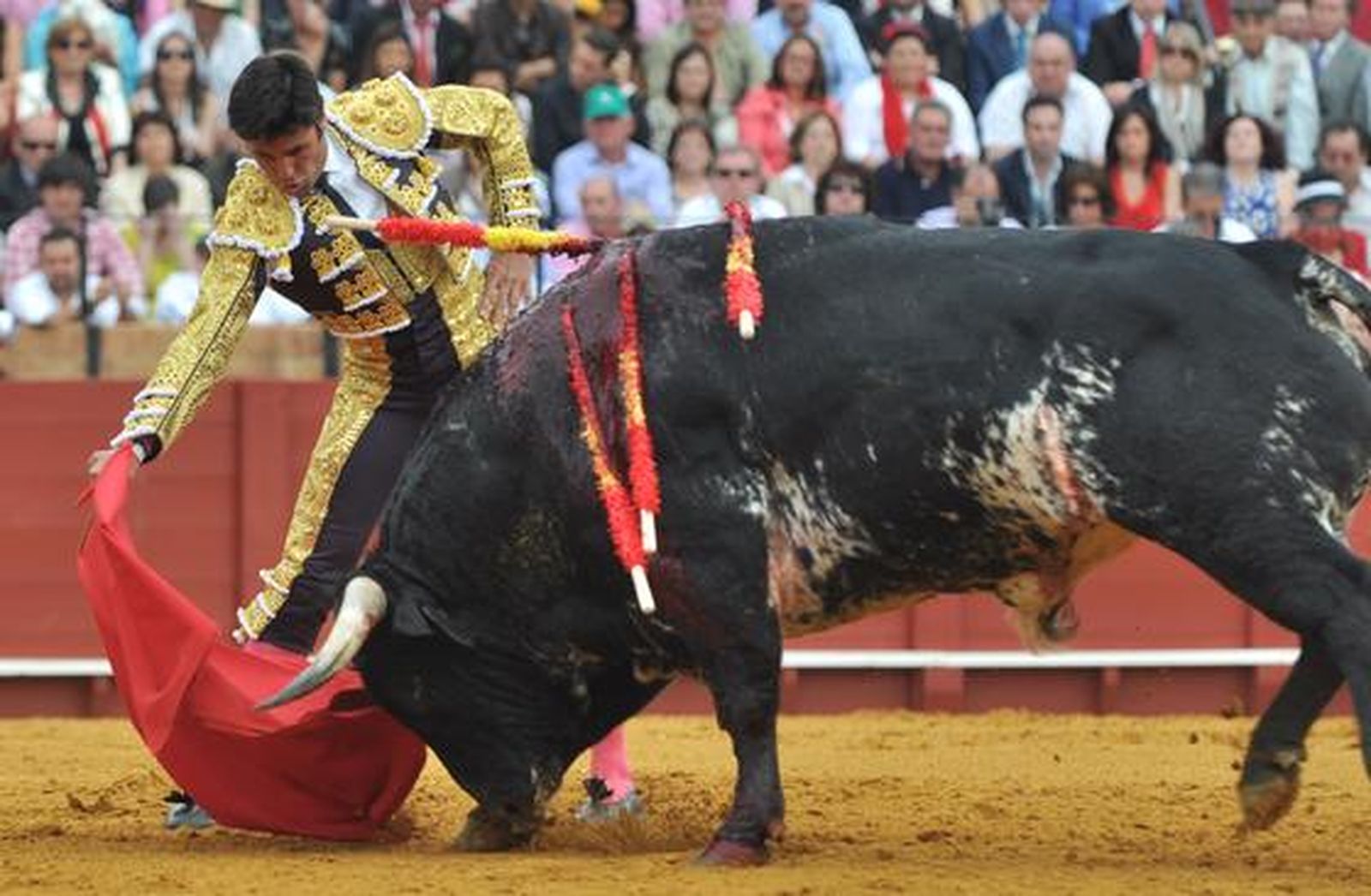 El Fandi rozó el triunfo ante Manuel Díaz 'El Cordobés' y Francisco Rivera Ordóñez. Discreta corrida en la que se torearon astados de la ganadería de Torrestrella. 

Foto: Manuel Gómez