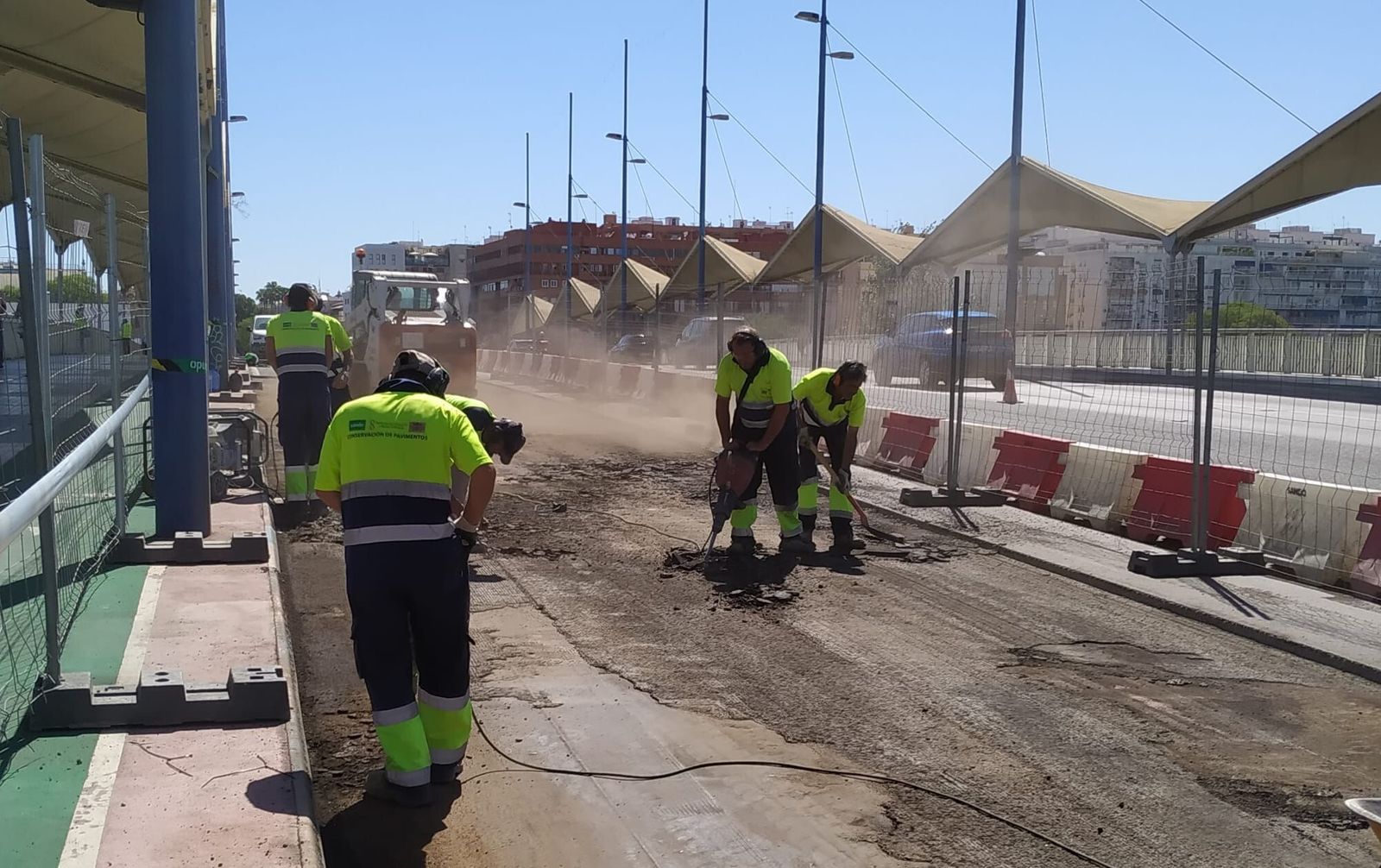 Operarios reparando el pavimento del puente del Cachorro, este viernes.