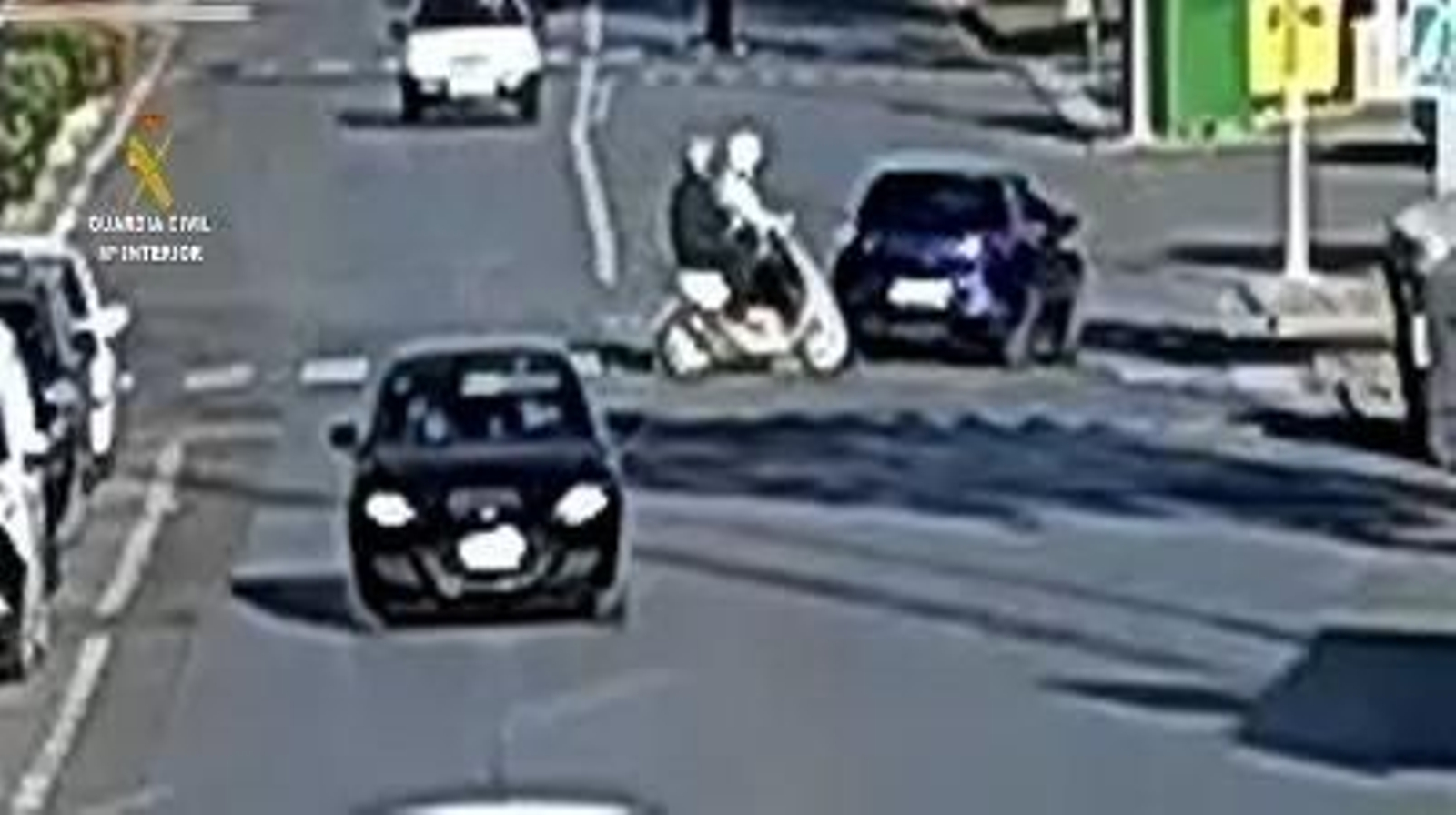 Captura de un vídeo en el que aparecen los atracadores en una moto.