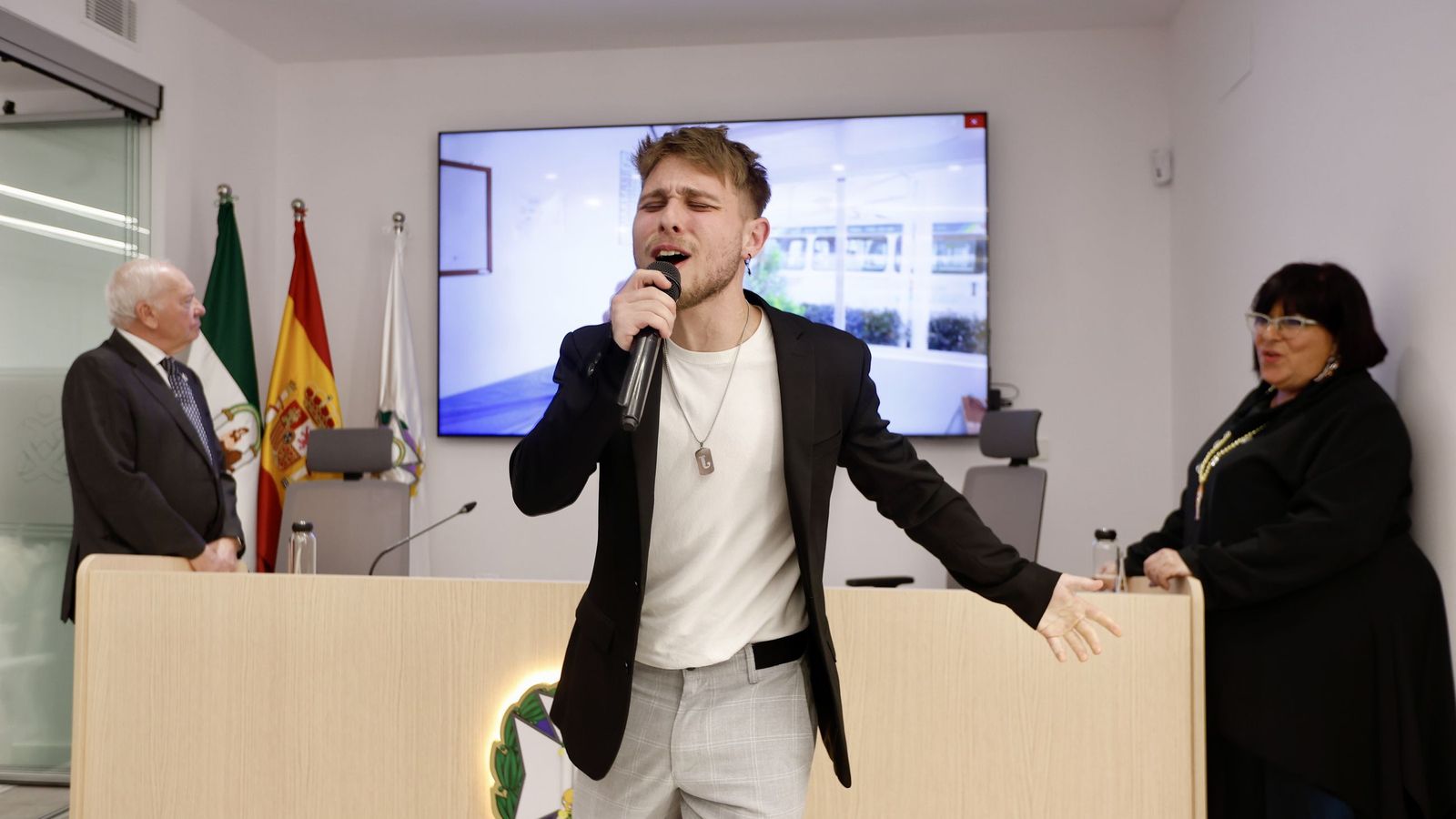 Javier Naranjo interpretando el Himno de la Enfermaría.