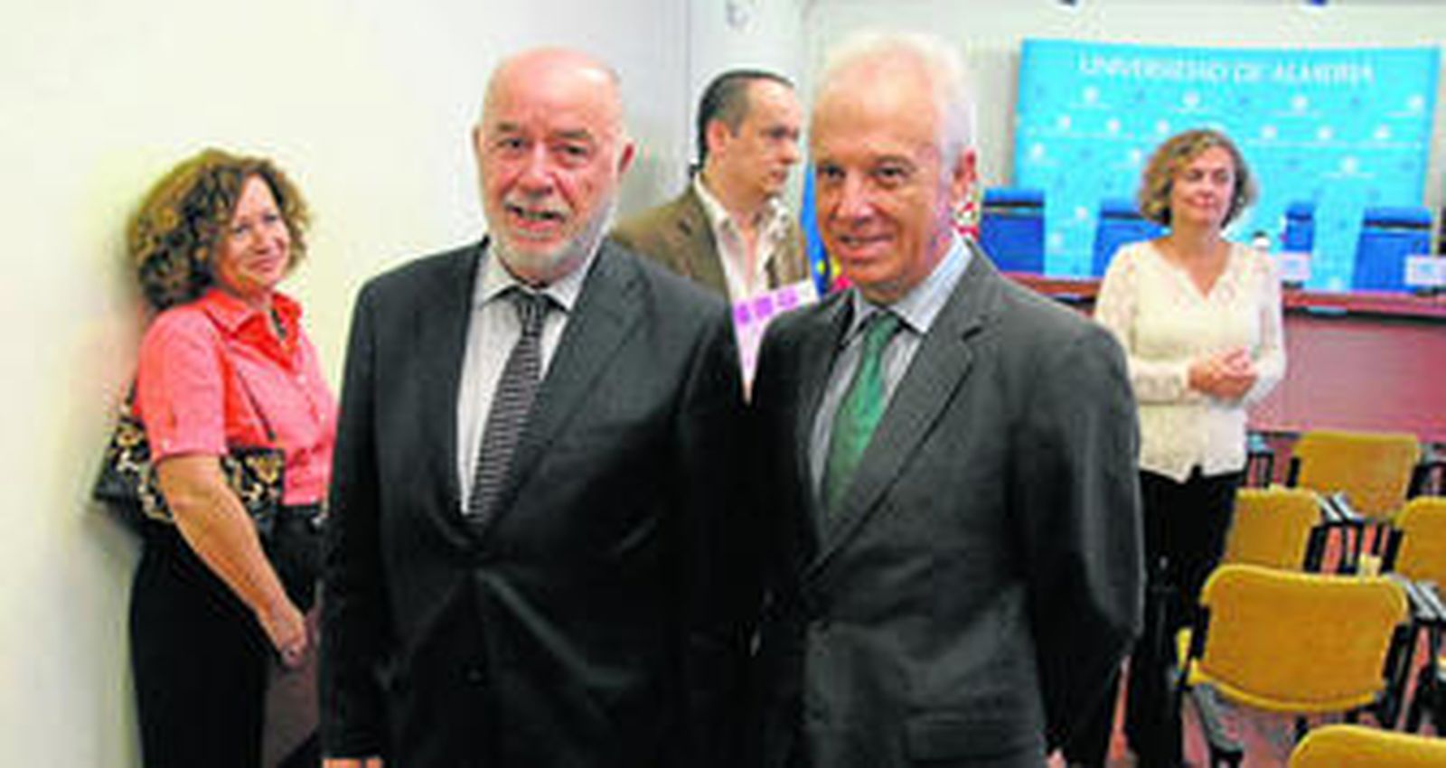 Pedro Molina y José Luis Martínez Vidal tras anunciar el rector la renuncia al cargo y la convocatoria de elecciones anticipadas.