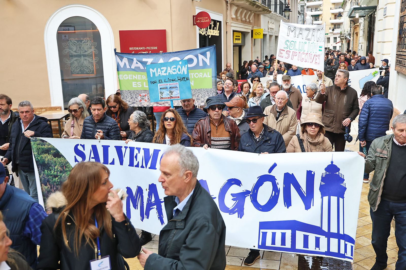 Fotografías de la manifestación en Huelva para exigir la regeneración de las playas