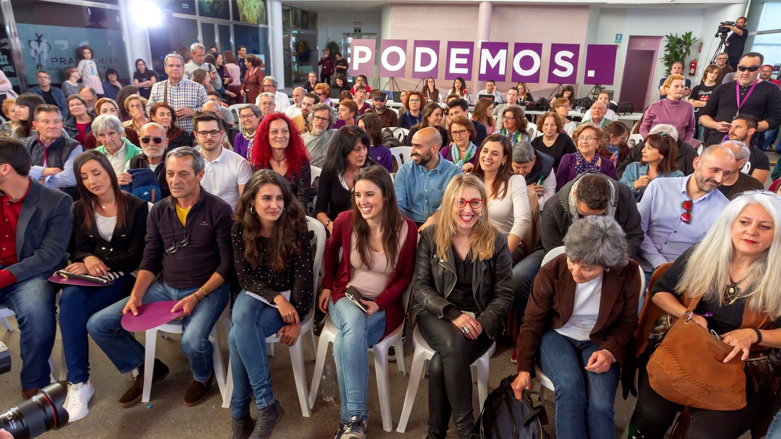 Los grandes actos públicos de los políticos han sido sustituidos por eventos menos concurridos.