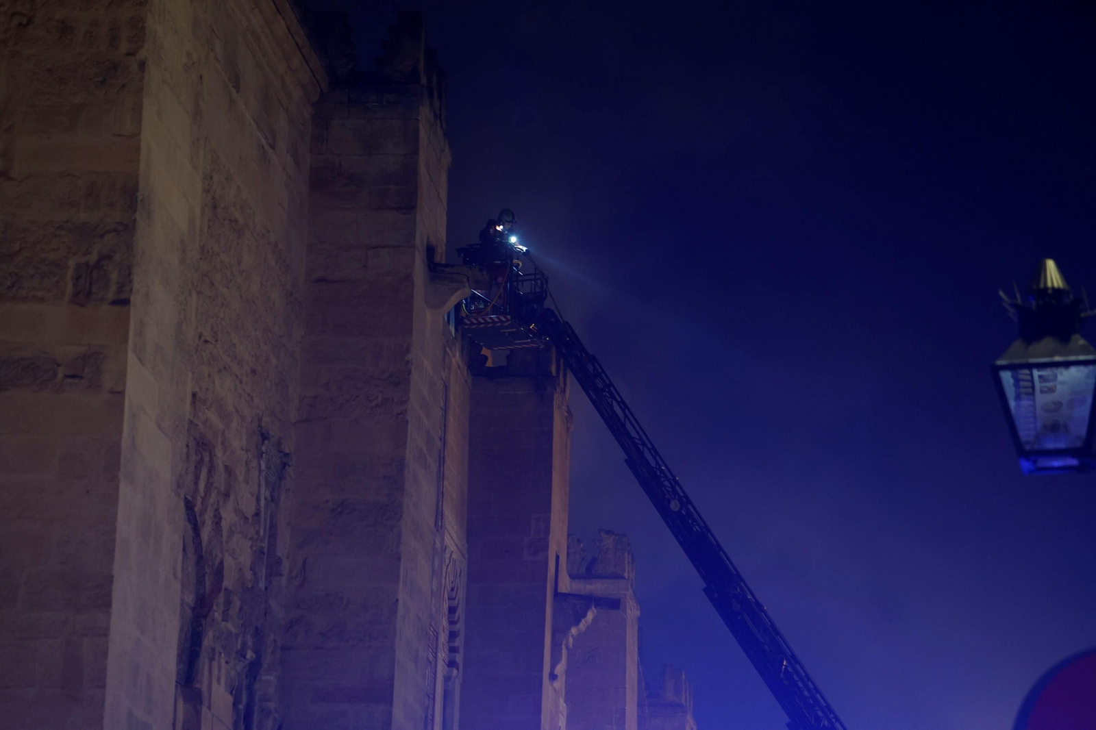 Las fotos del incendio en la Mezquita-Catedral de Córdoba