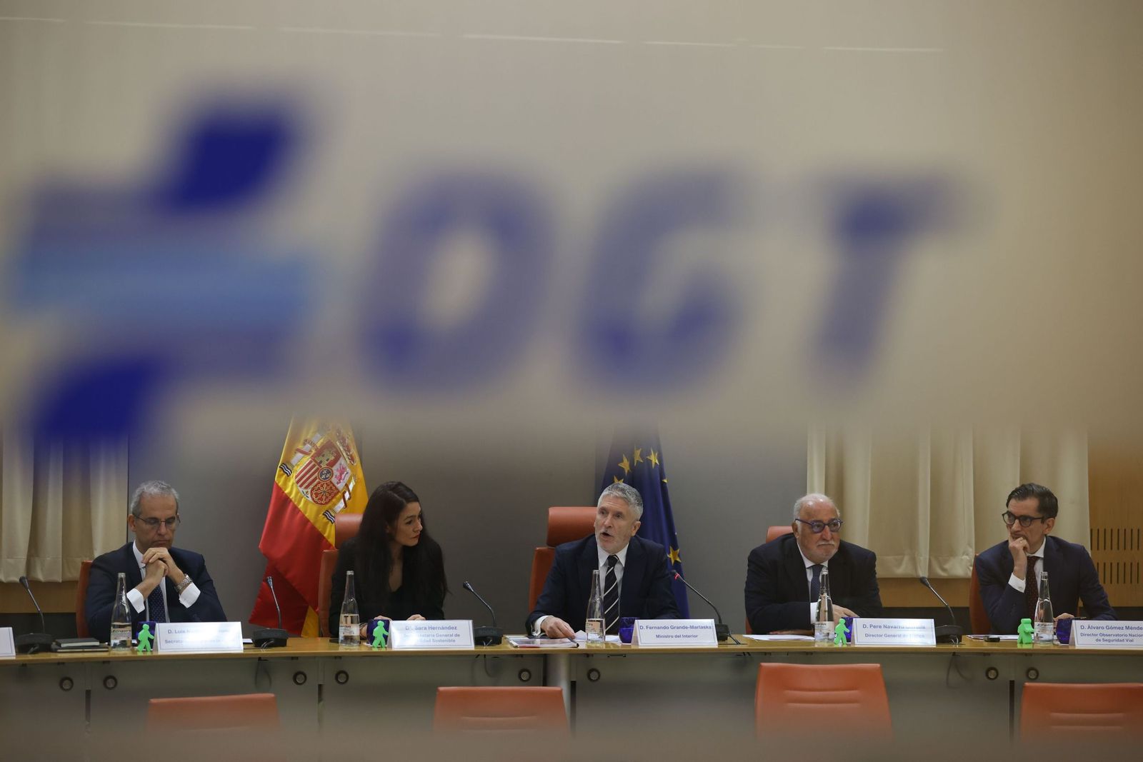 El ministro del Interior, Fernando Grande-Marlaska (en el centro), en la sede de la Dirección General de Tráfico en Madrid.