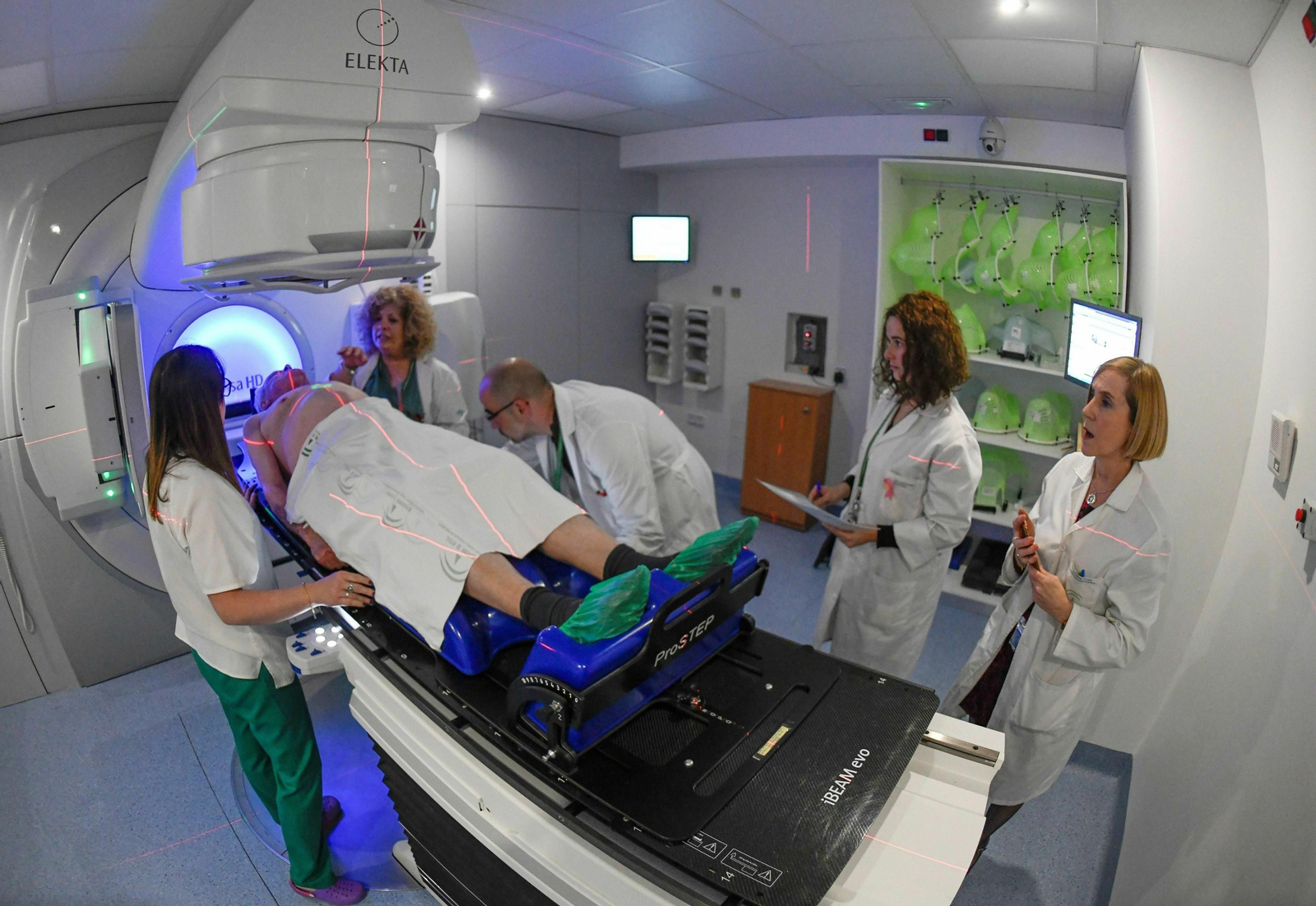 Un paciente en la unidad de Oncología Radioterápica del Virgen de las Nieves