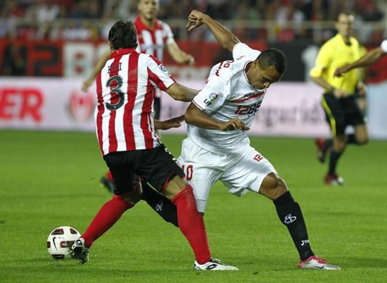 El Sevilla vence 4-3 al Athletic de Bilbao en el Sánchez Pizjuán con dos goles de Luis Fabiano y dos de Kanoute de penalti. / Antonio Pizarro