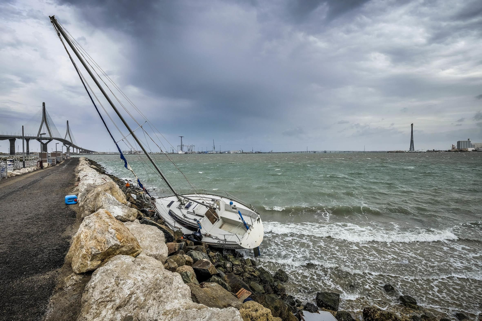 Efectos del temporal de levante en Cádiz