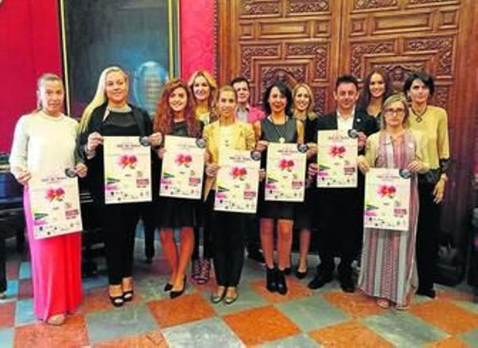Arriba, la foto de grupo de los diferentes diseñadores y empresarios que participarán en esta edición de la pasarela. Abajo, la concejal de Comercio, Emprendimiento y Ocupación de Vía Pública, Raquel Fernández junto a Susana Barbero, directora de la Agencia organizadora 'Aire' en la presentación.