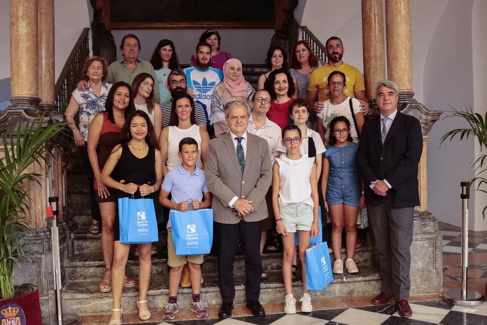 Salvador Fuentes junto a los ganadores del II Certamen de Dibujos en conmemoración al Día Mundial del Agua.