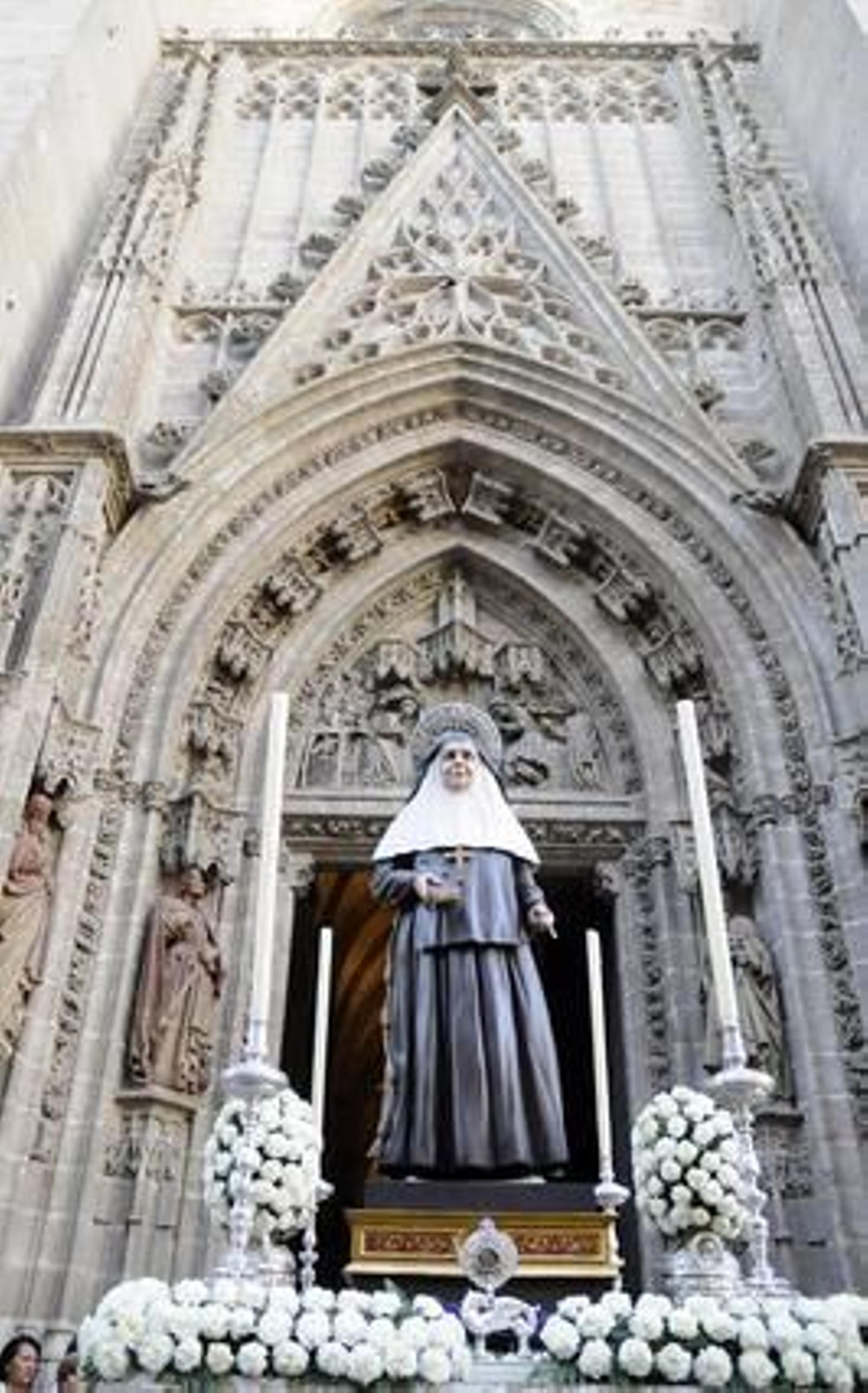 El nuevo paso de Santa Ángela de la Cruz a su salida de la Catedral.

Foto: Juan Carlos Váquez