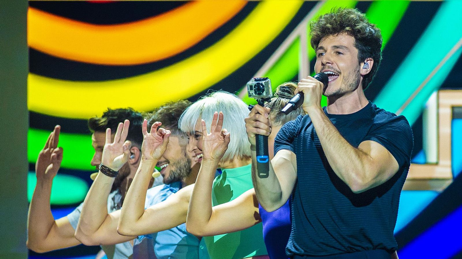 El cantante español, cámara en mano El cantante español, cámara en mano