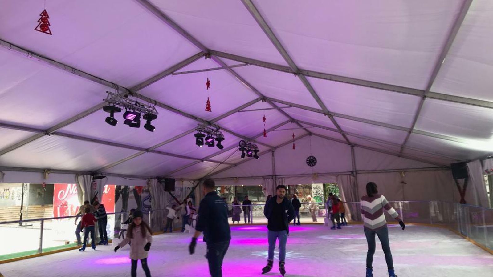 20 metros de pista de hielo para la diversión.