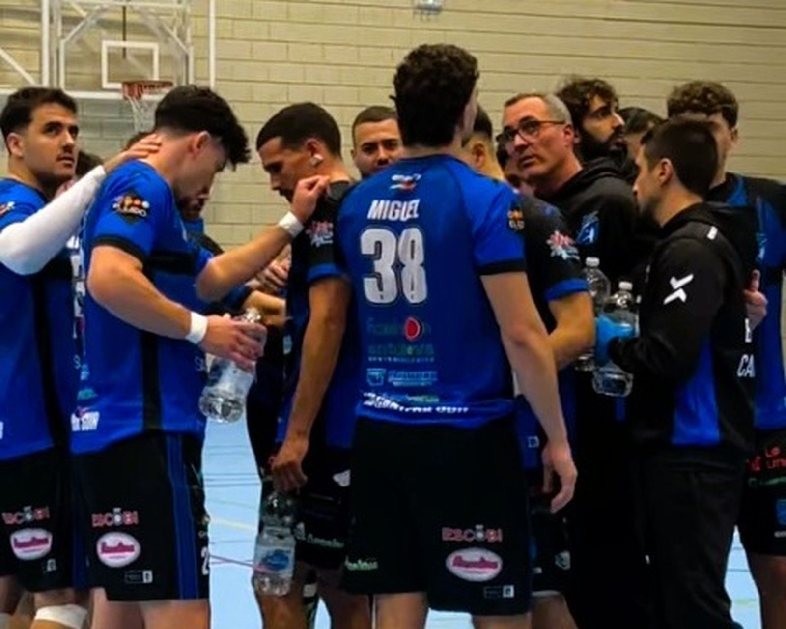 Los canterano-sureños atienden las indicaciones de su técnico durante un encuentro de esta temporada.