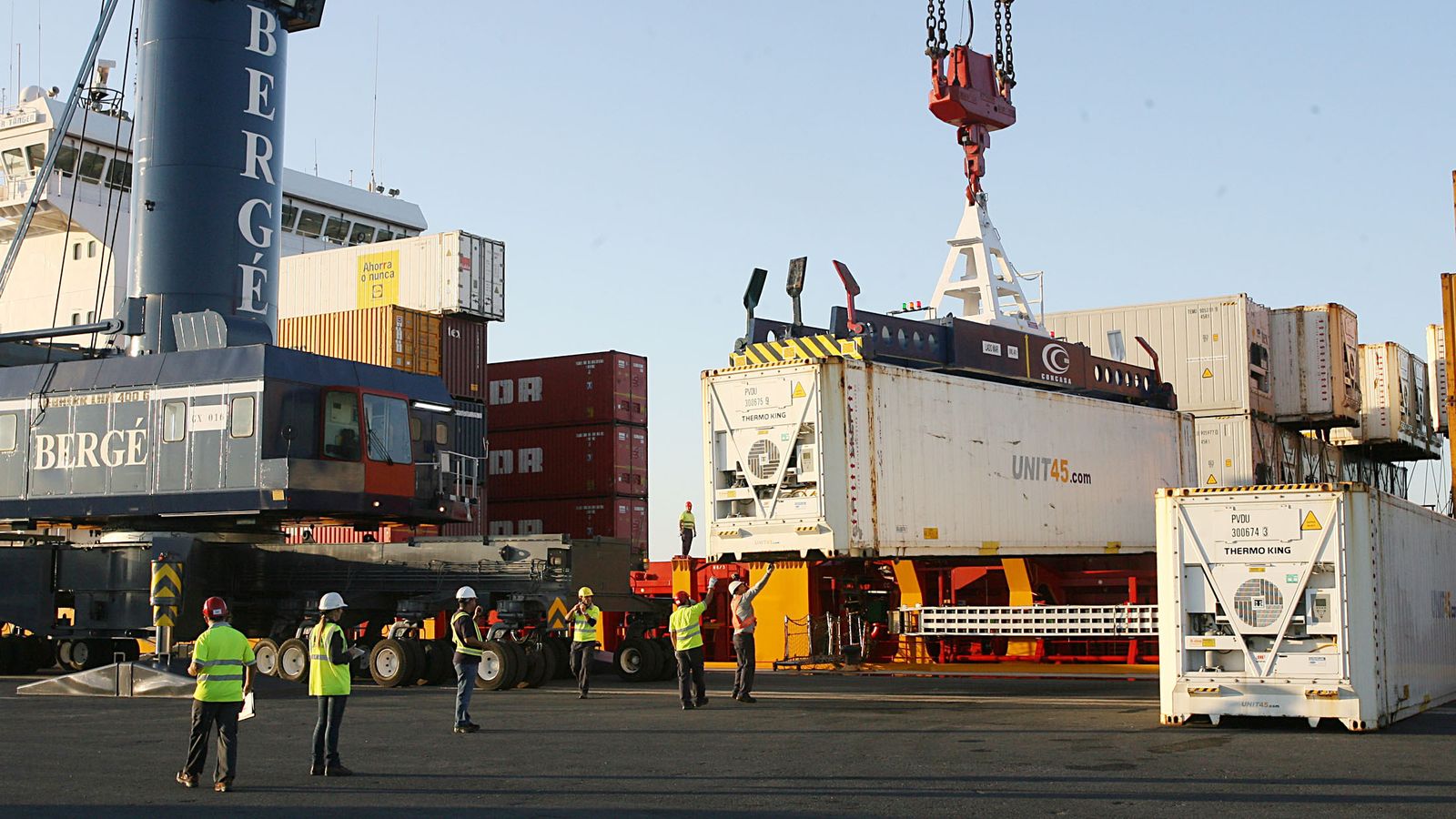 Actividad de tráfico de mercancías en el Muelle Sur.