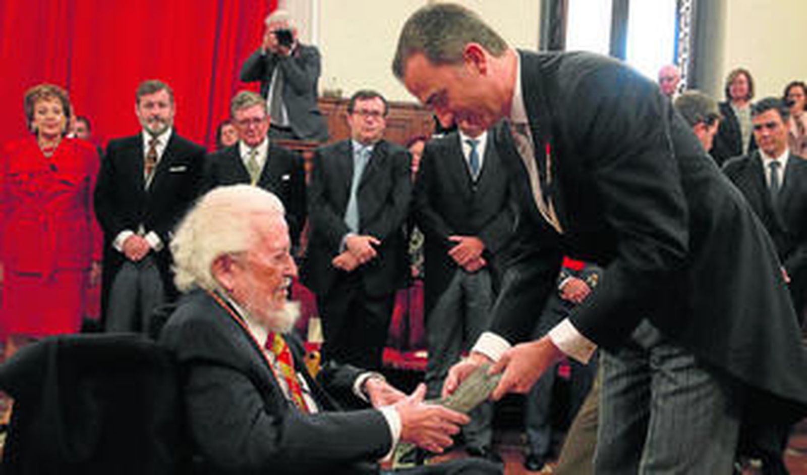 El rey Felipe VI entrega a Fernando del Paso el Premio Cervantes, en el Paraninfo de la Universidad de Alcalá de Henares.
