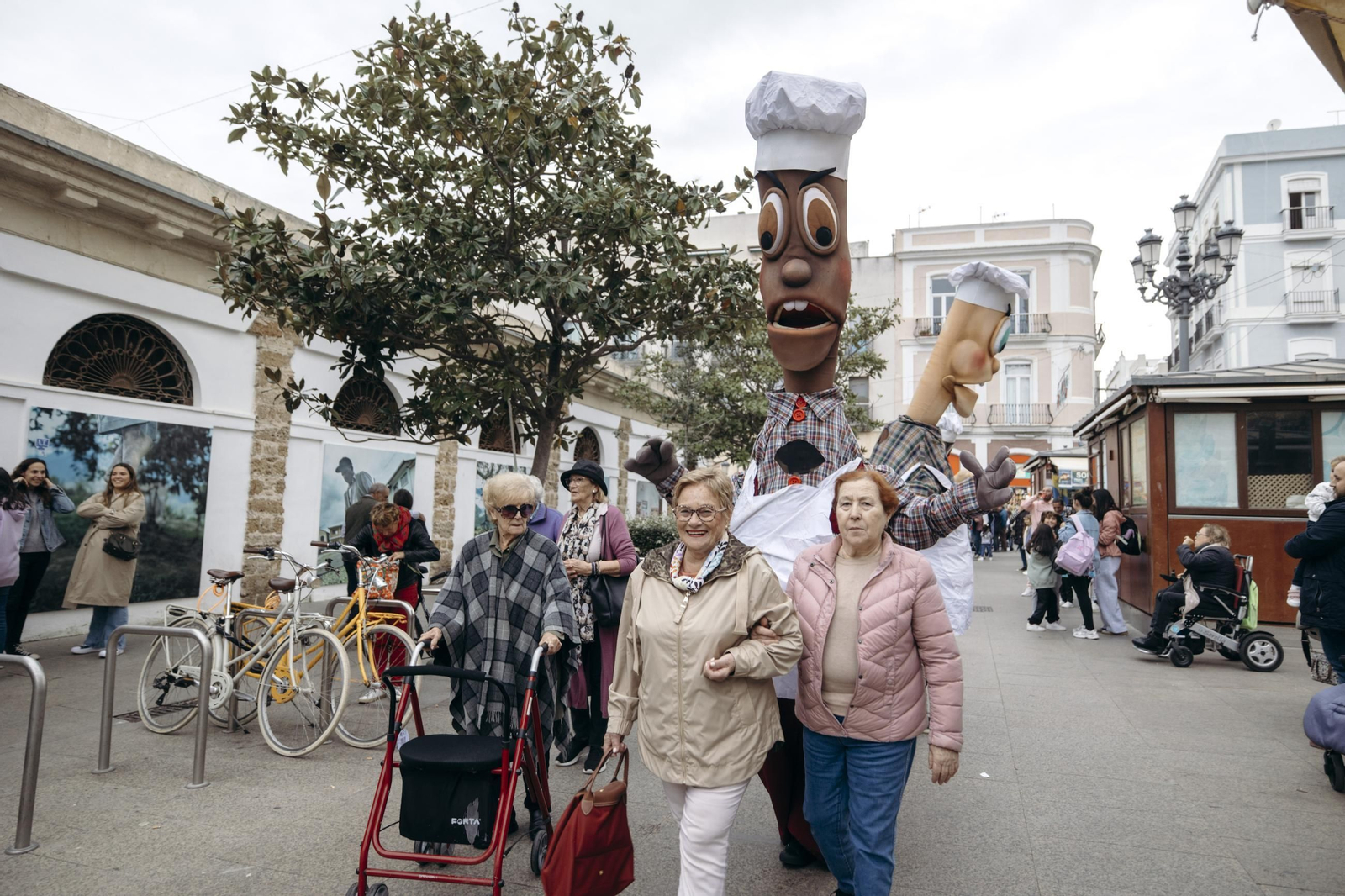 Imágenes de la celebración de los Tosantos en los mercados de Cádiz Imágenes de la celebración de los Tosantos en los mercados de Cádiz