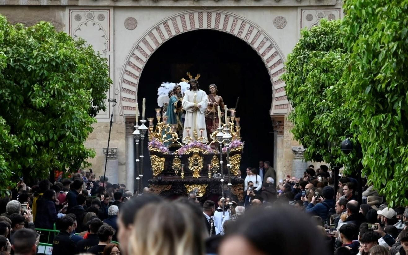 El traslado de la Hermandad del Amor de Córdoba, en imágenes