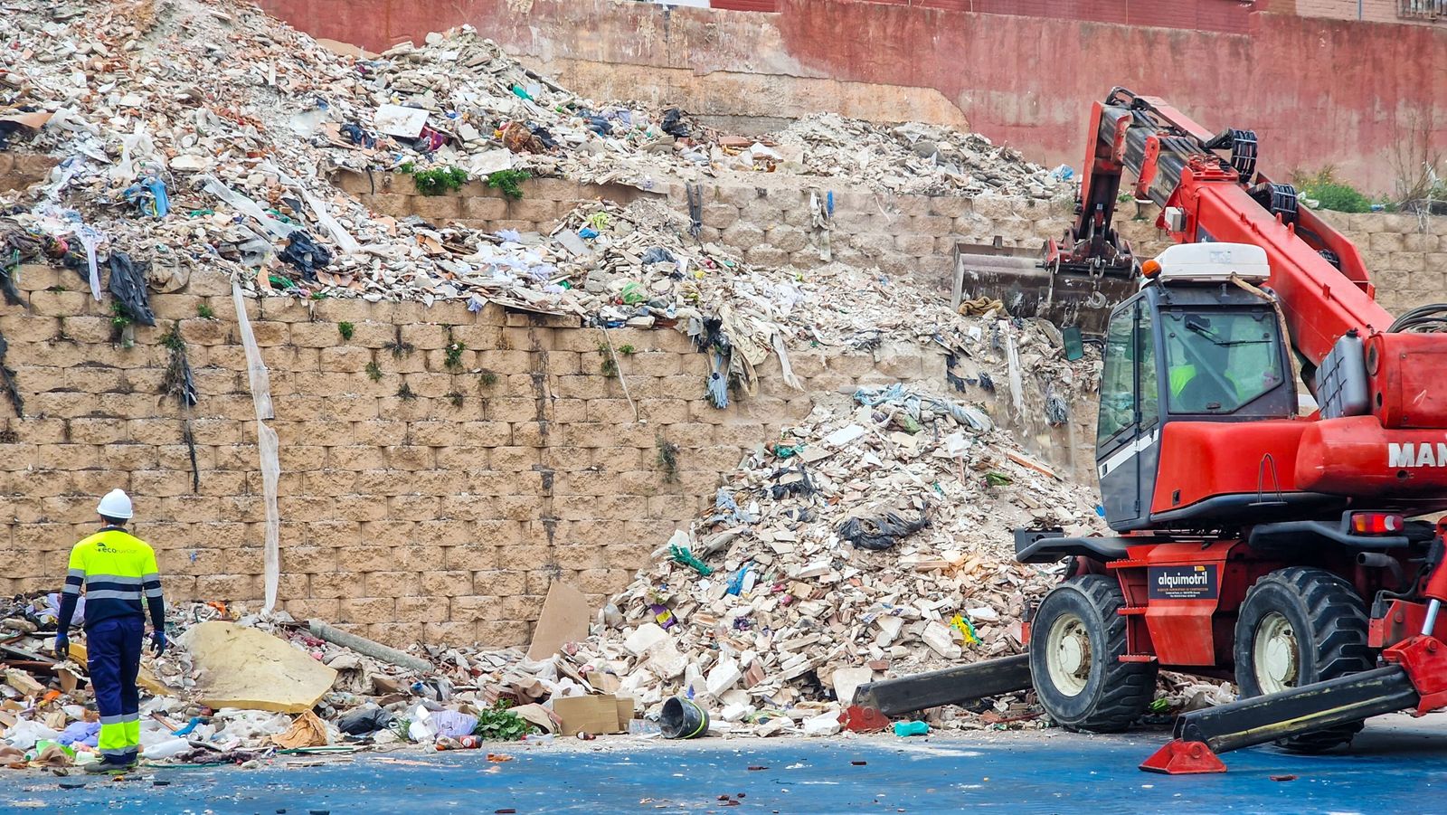 Imagen de archivo de un trabajador de limpieza en Motril.