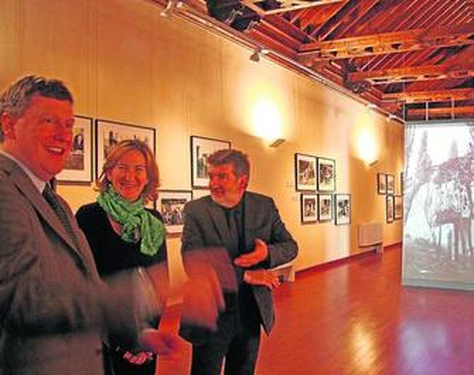 En primer término, Patrick Lenaghan, junto a Sánchez Estrella y el fotógrafo y comisario Joaquín Bérchez.
