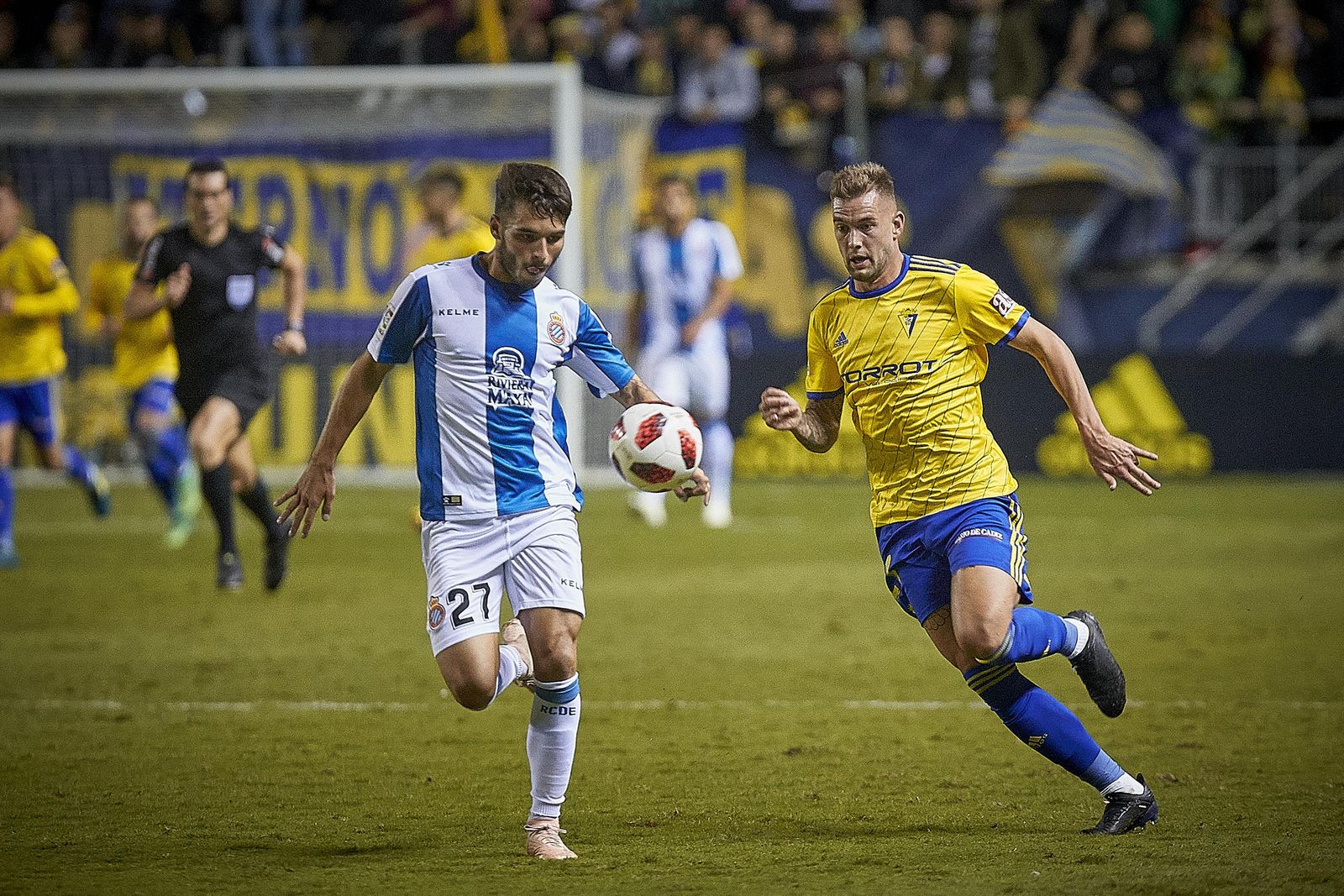 Carrillo pugna por el balón con un jugador del Espanyol en el encuentro de ida.