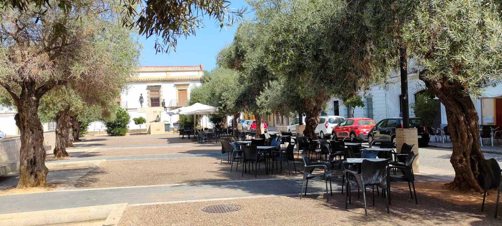La terraza de un bar en el centro, vacía a mediodía durante la ola de calor de agosto.