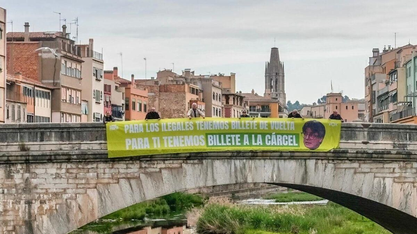 Cartel colgado por Vox en Gerona con mensaje a Puigdemont.