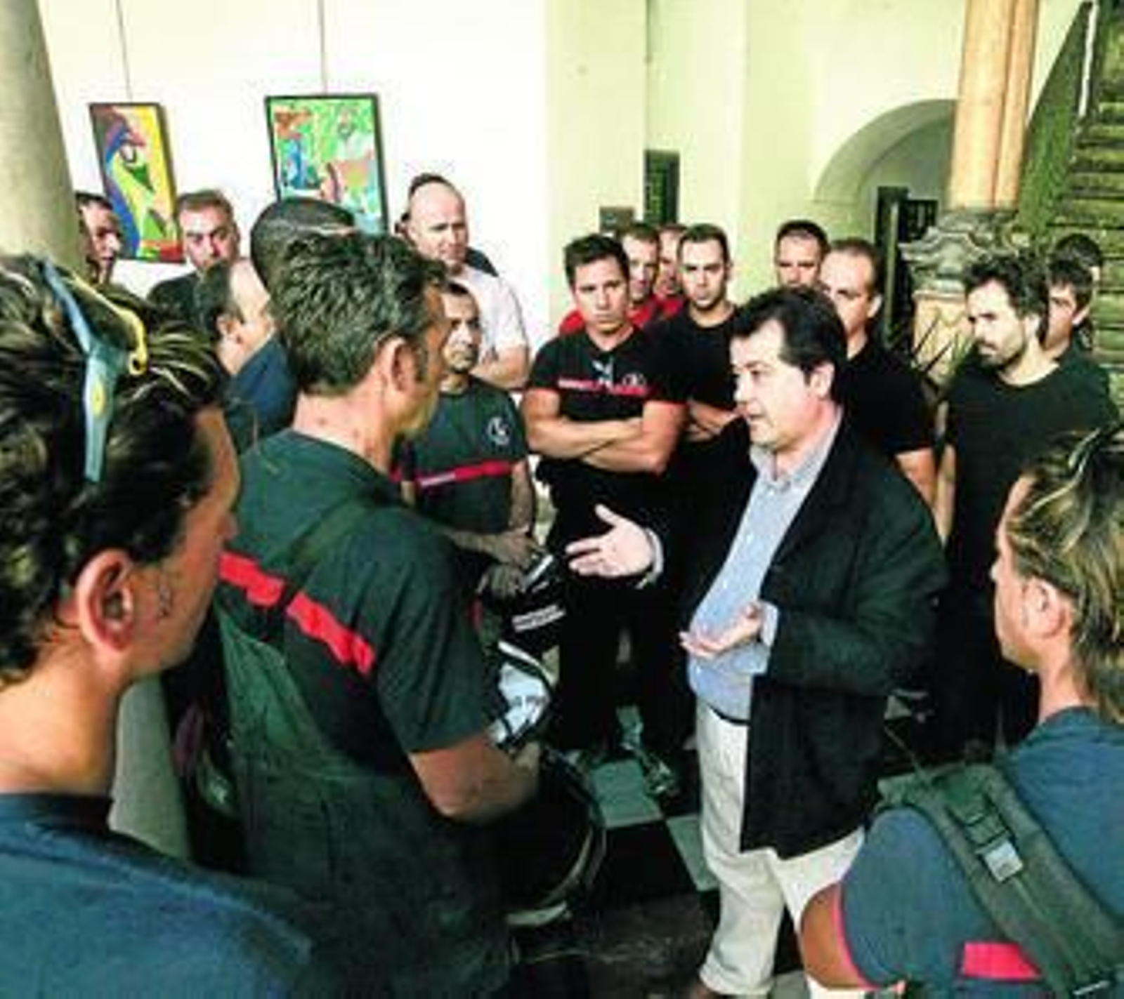 Un grupo de bomberos conversa con el gerente del Consorcio, Juan Carlos Jurado.