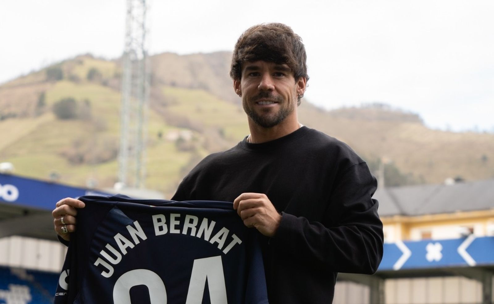 Juan Bernat posa con la elástica del Eibar en Ipurua.