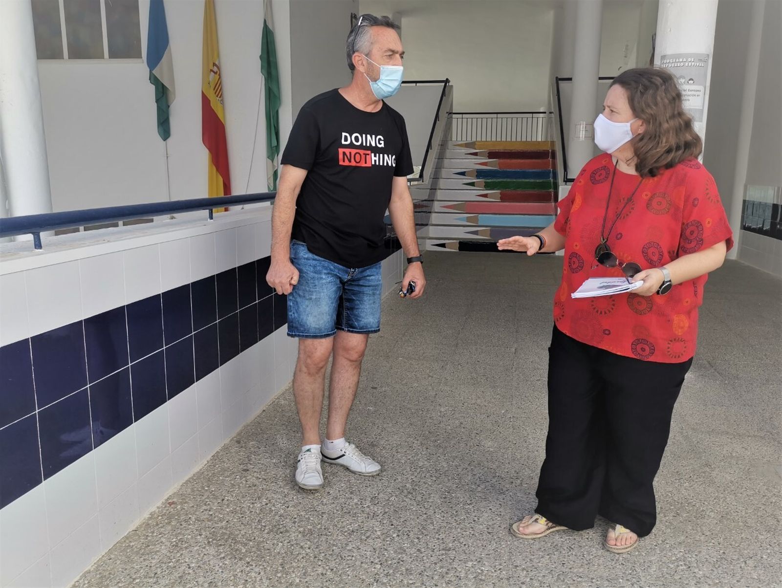 La concejala de Educación, en uno de los colegios del pueblo.