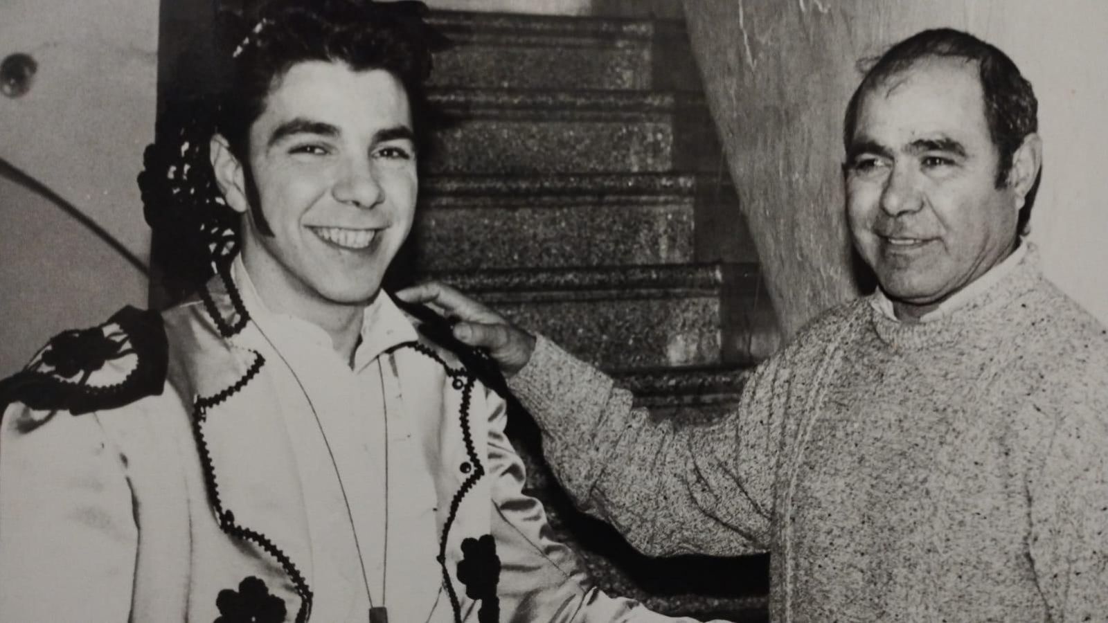 Mario Rodríguez con el disfraz de ‘¿Qué pasa en Cai?’ junto a su padre, el gran Chatín.