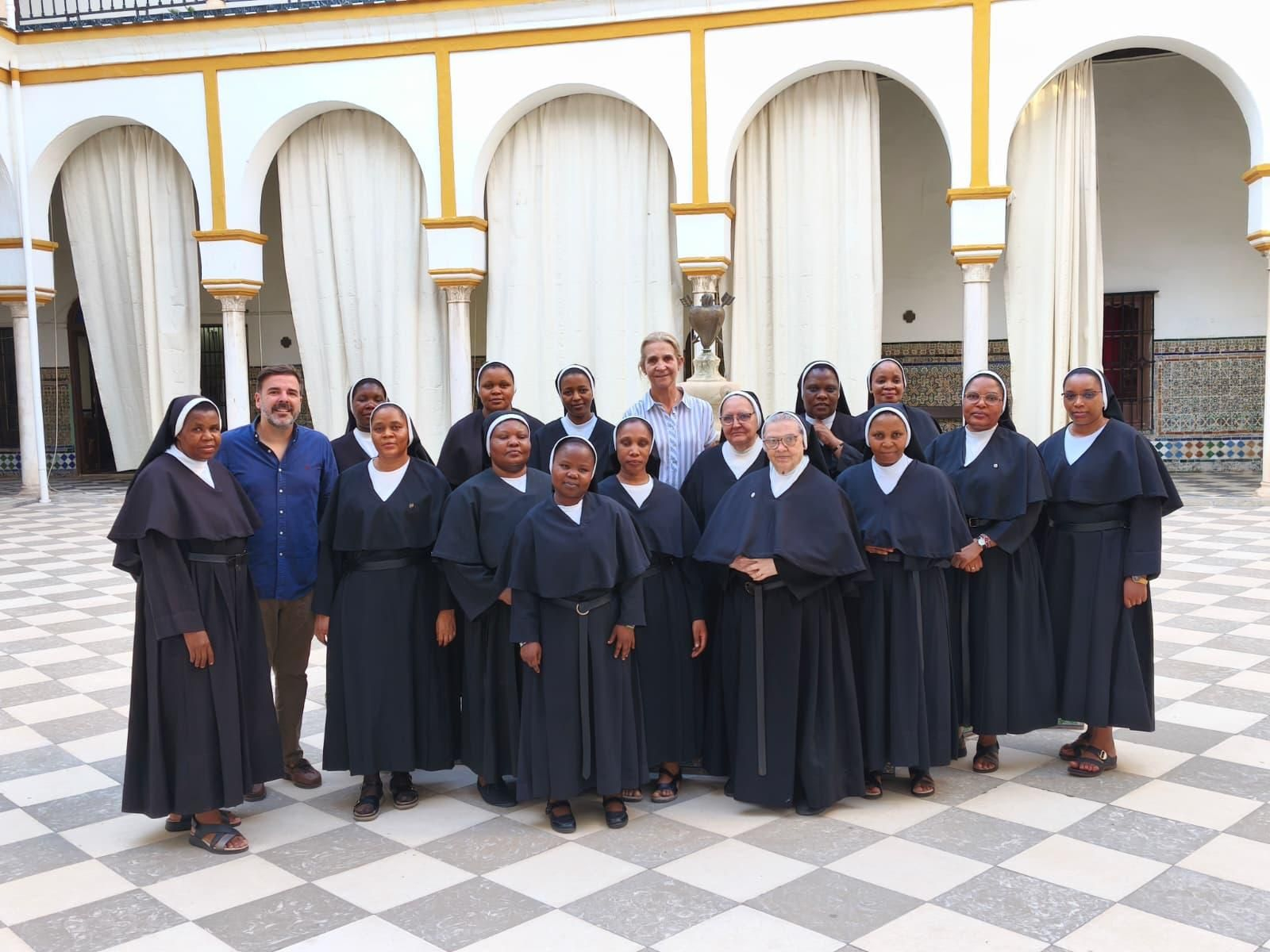 La infanta Elena con las religiosas durante su visita.
