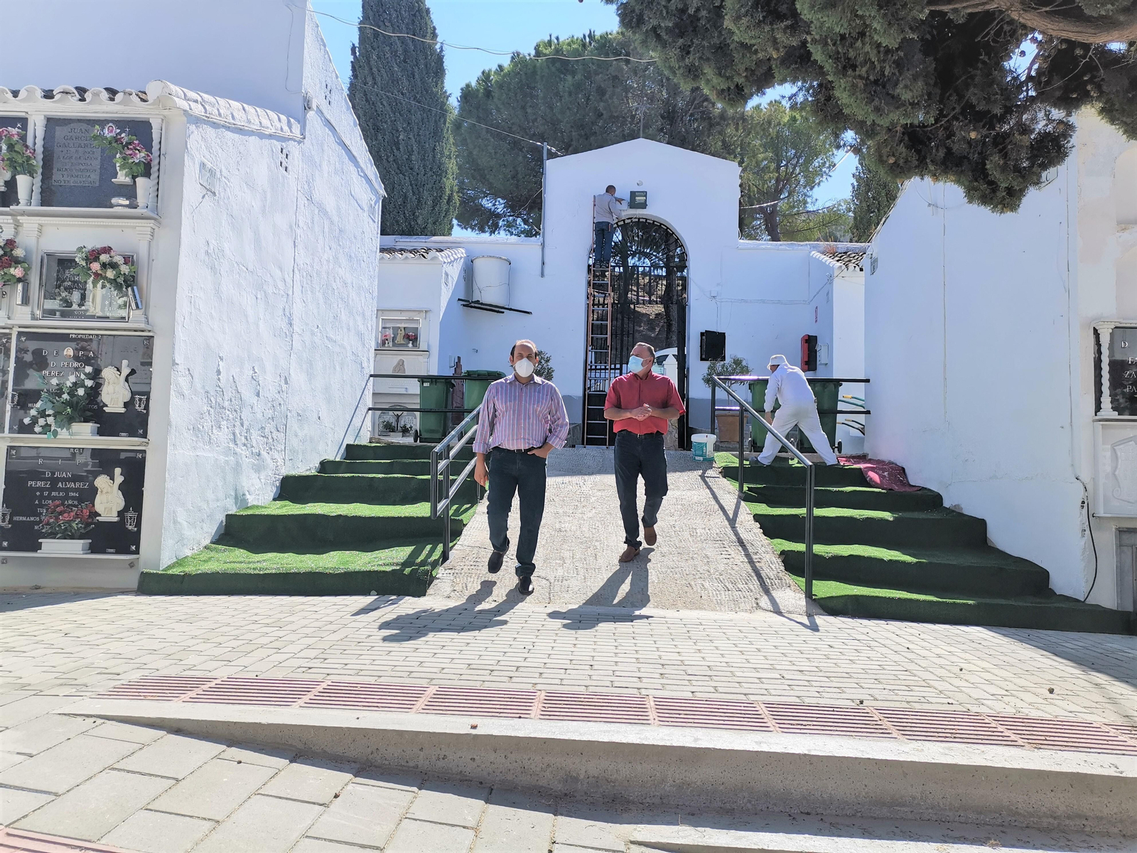 El alcalde de Olvera, Francisco Párraga, supervisa las mejoras en el cementerio
