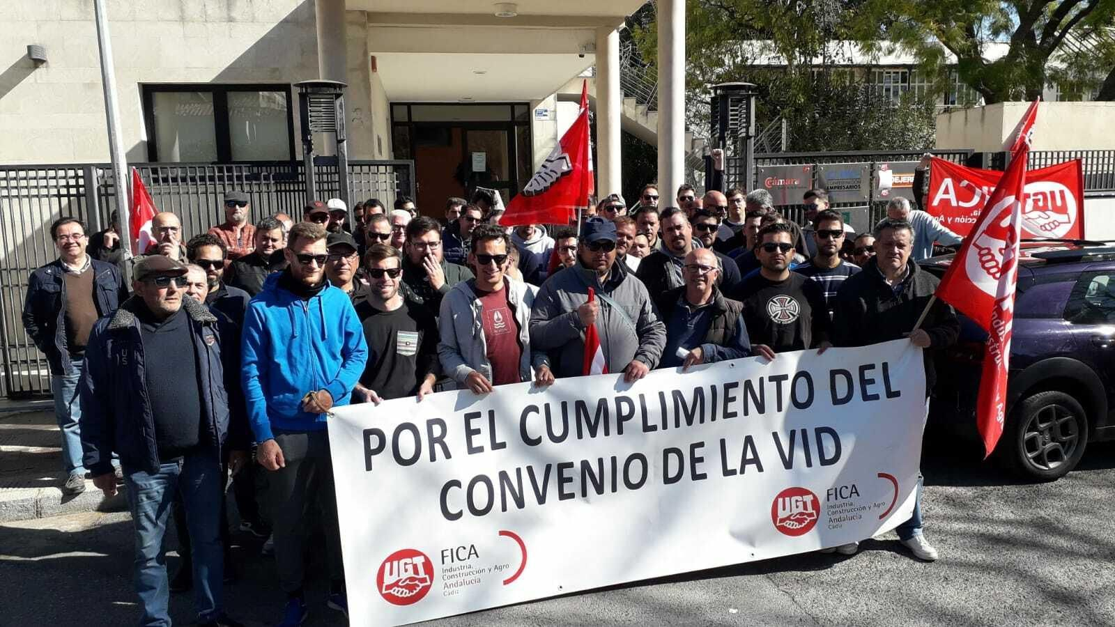 Trabajadores de Williams & Humbert concentrados este jueves ante la sede la patronal bodeguera Fedejerez.