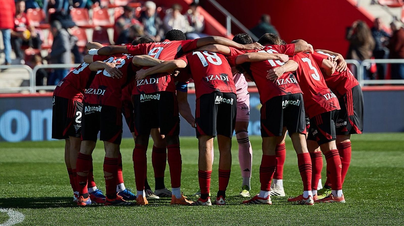 Jugadores del Mirandés hacen piña antes de un partido.