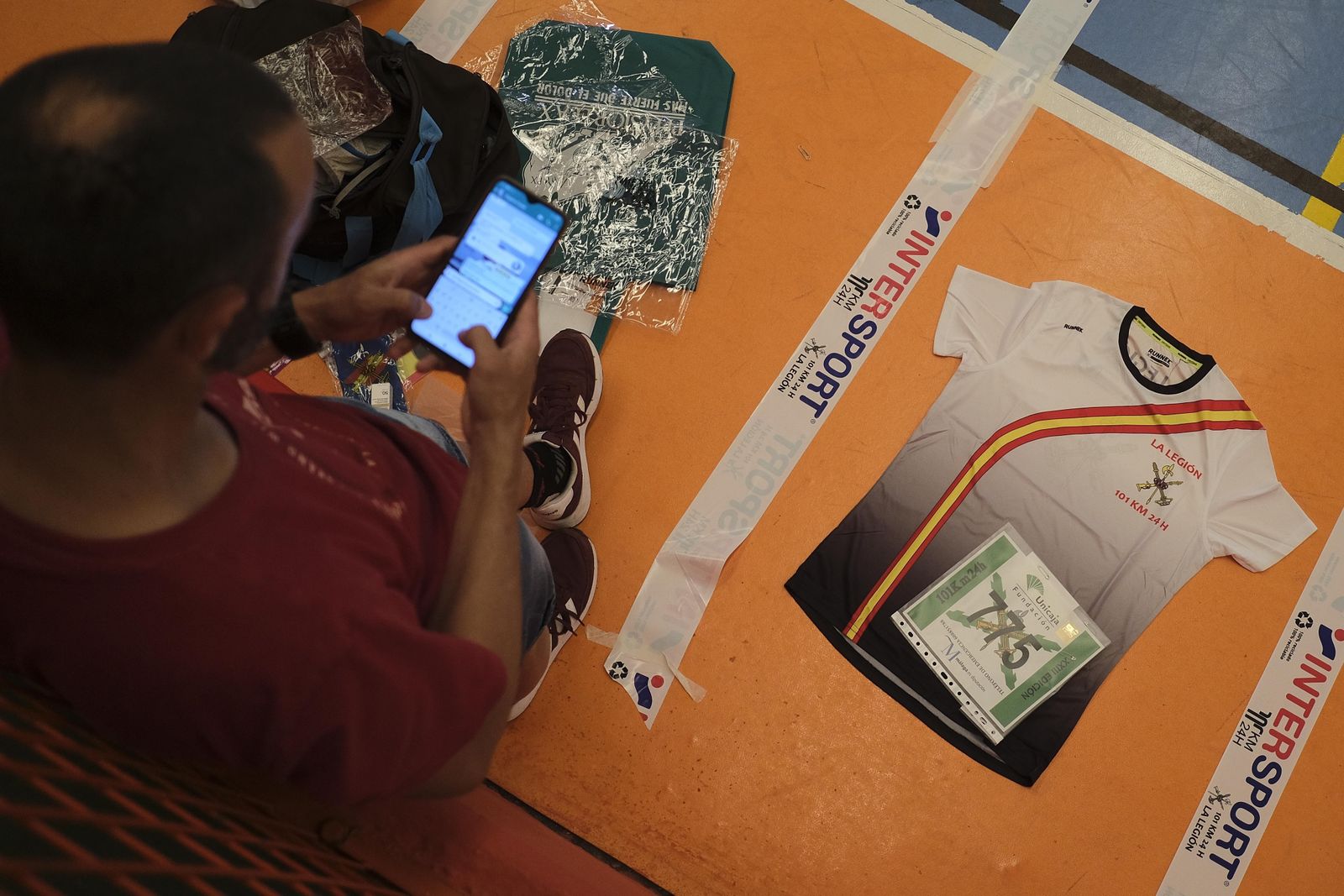 Corredor preparando su equipo