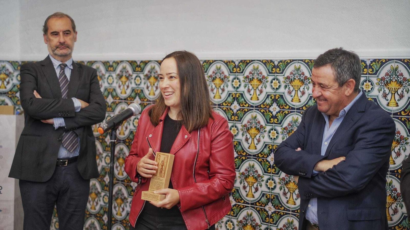 La periodista María de los Ángeles Amaya Lanceta, tras recibir la distinción del PP. A su lado, José Loaiza y José Antonio Hidalgo.