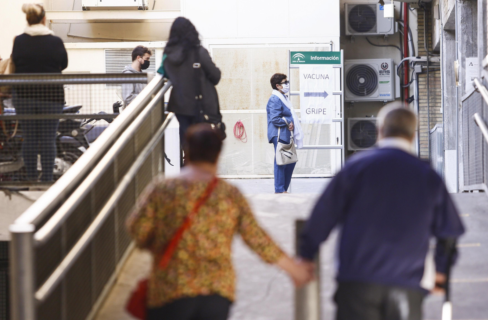 Usuarios llegando a un centro de salud.