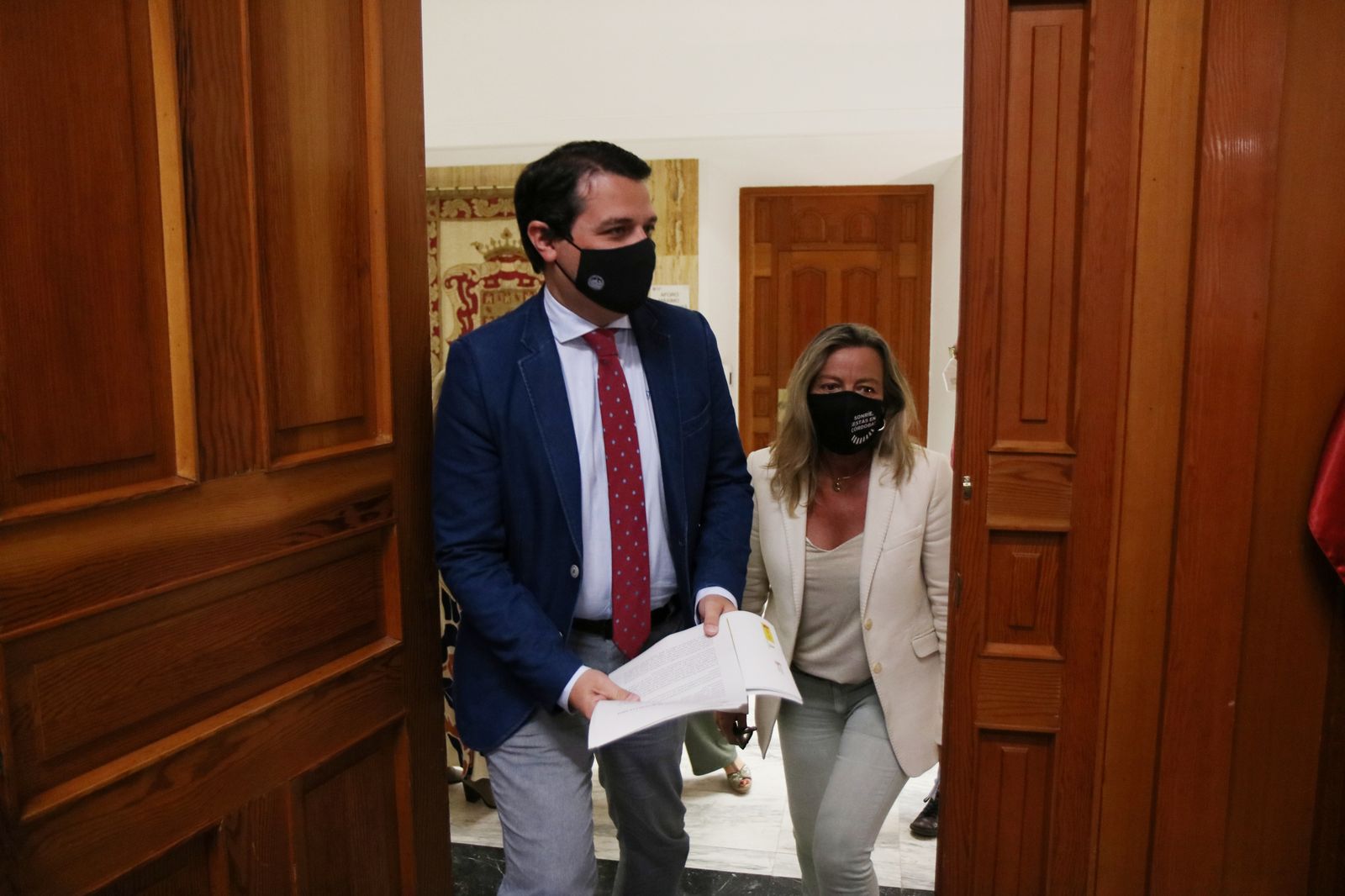 José María Bellido junto a Isabel Albás.